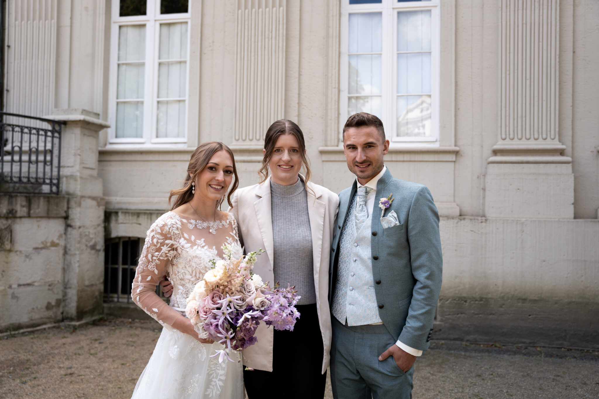Hochzeitsplanerin mit Brautpaar am Hochzeitstag