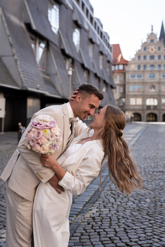 Verliebtes Brautpaar beim Fotoshooting nach der Trauung, das Shooting findet in der Innenstadt von Braunschweig statt