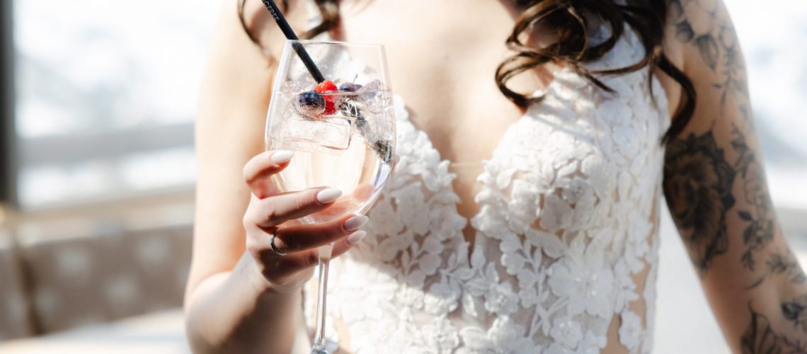 Detailaufnahme des Cocktails mit Beeren-Dekoration – Weddings by Cara. Abrechnung nach Verbrauch oder Getränkepauschale?